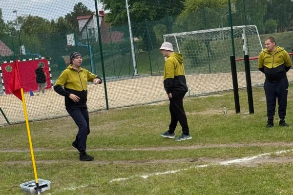 Mieszkańcy graja na boisku.