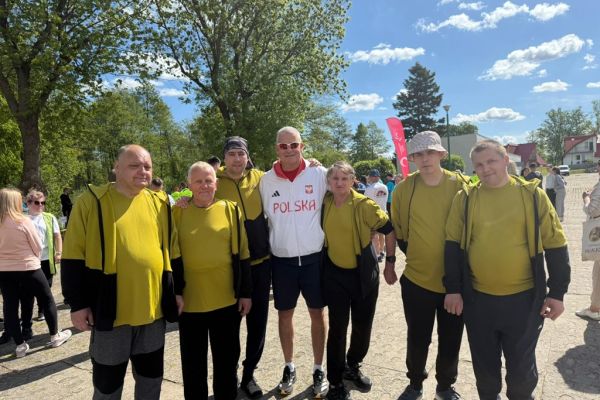 Mieszkańcy w zdjęciu grupowym wraz ze sławnym sportowcem.