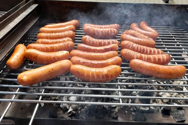 Kiełbasa na grillu.