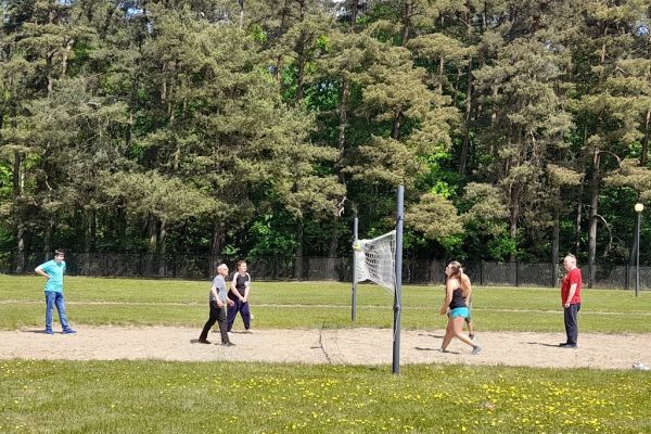 Mieszkańcy graja w siatkówkę.