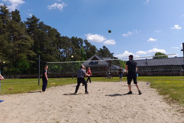 Mieszkańcy graja w siatkówkę.