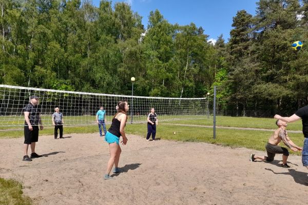 Mieszkańcy graja w siatkówkę.