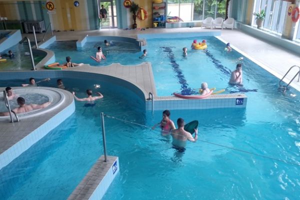 Mieszkańcy w basenie.