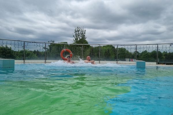 Mieszkańcy w basenie.