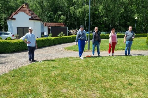 Mieszkańcy rzucają bule.