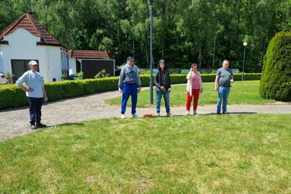 Mieszkańcy rzucają bule.