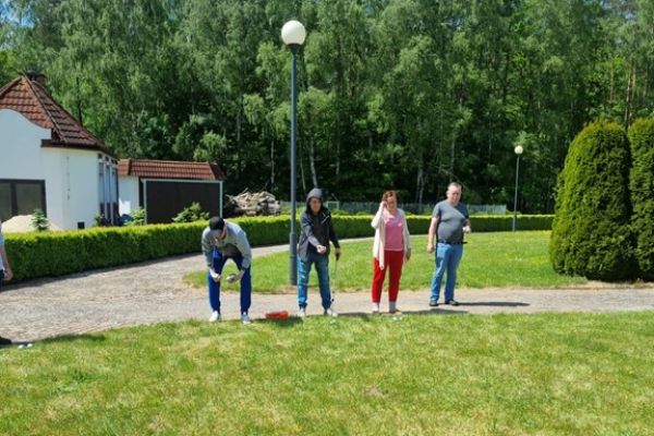 Mieszkańcy rzucają bule.