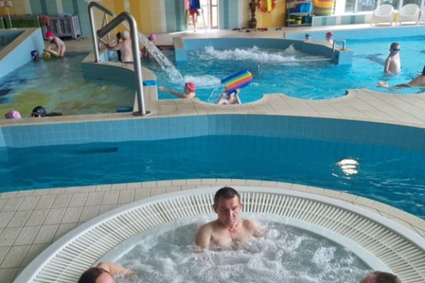 Mierszkańcy w basenie.