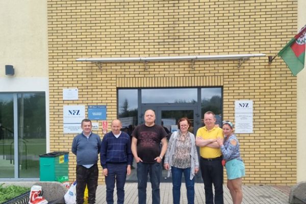 Mierszkańcy przed budynkiem basenu.