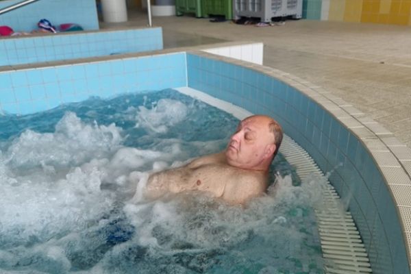 Mierszkaniec w basenie.