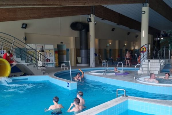 Mierszkańcy w basenie.