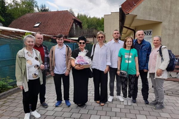Grupowe zdjęcie sześcioro mieszkańców z Panią Wójt Kobylnicy i Panią Dyrektor DPS w Lubuczewie i jedną terapeutką.