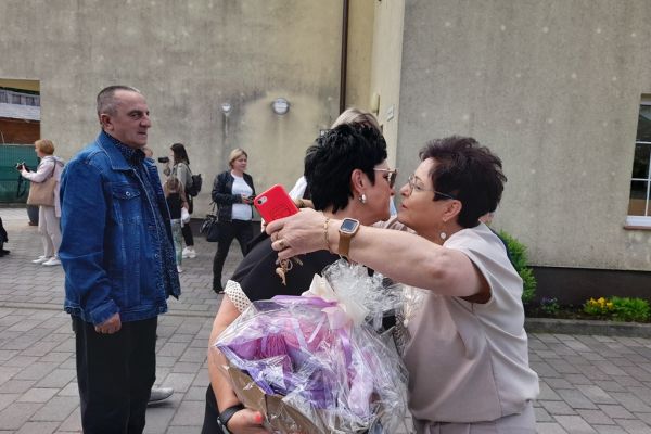 Pani Dyrektor DPS w Lubuczewie wita się z Pania z ZOLP w Kobylnicy.