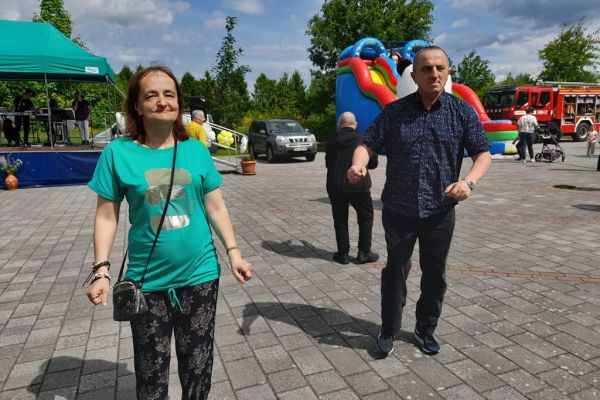 Dwoje naszych mieszkańców tańczy na dworze.