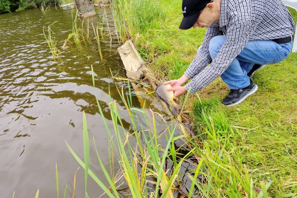 Mieszkaniec łowi ryby.
