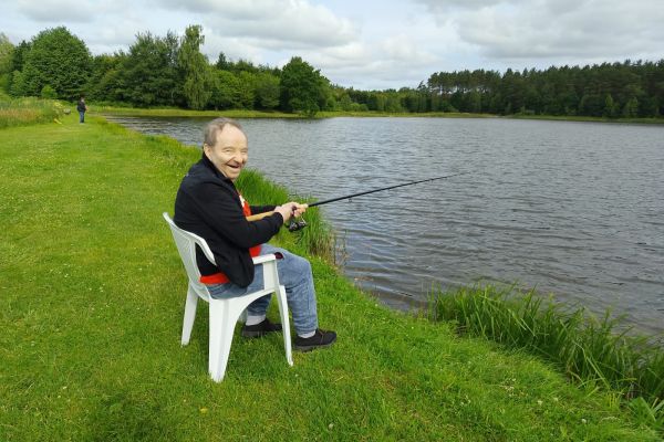 Mieszkaniec łowi ryby.