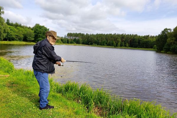 Mieszkaniec łowi ryby.