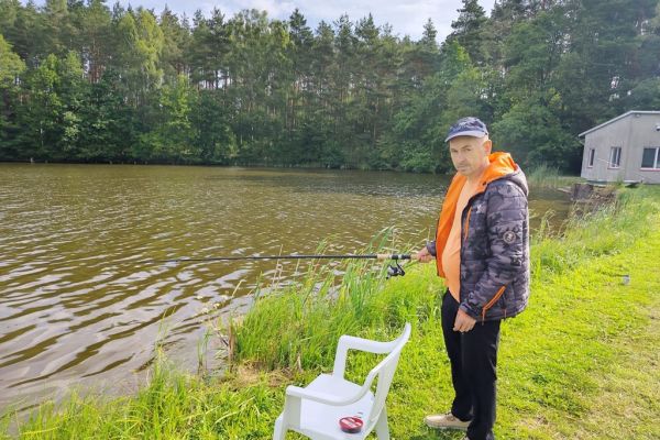 Mieszkaniec łowi ryby.