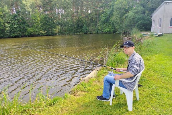 Mieszkaniec łowi ryby.