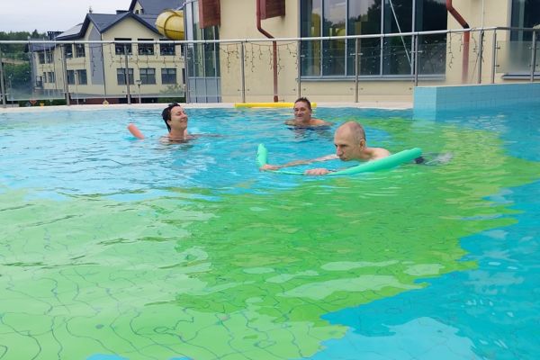 Mieszkańcy w wodzie.