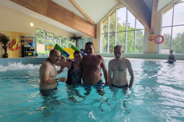 Mieszkańcy w wodzie.