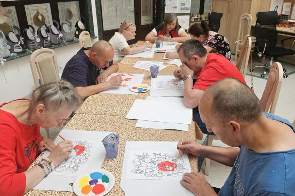 Mieszkańcy malują farbą.