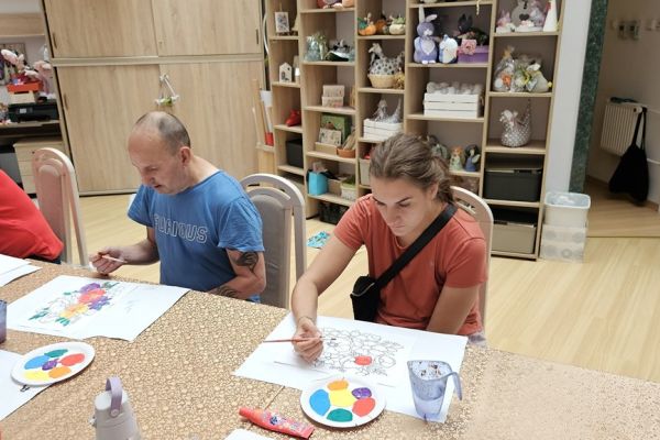 Mieszkańcy malują farbą.