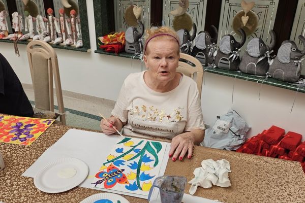 Mieszkanka malują farbą.