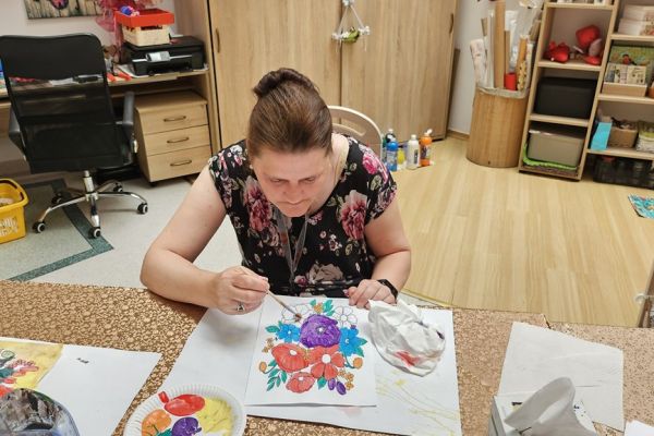 Mieszkanka malują farbą.