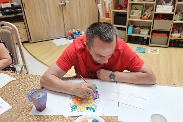 Mieszkaniec malują farbą.