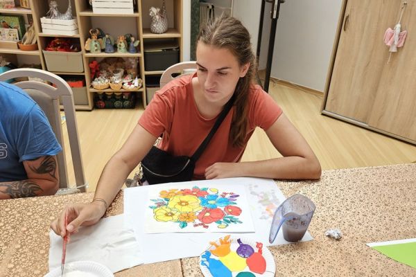 Mieszkanka malują farbą.