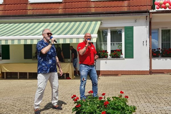 Krzysztof Szpot  i pracownik śpiewają.