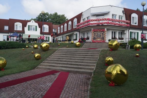 Wystrój terenu z balonami.