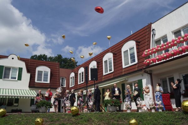 Przyjaciele domu puszczają balony.