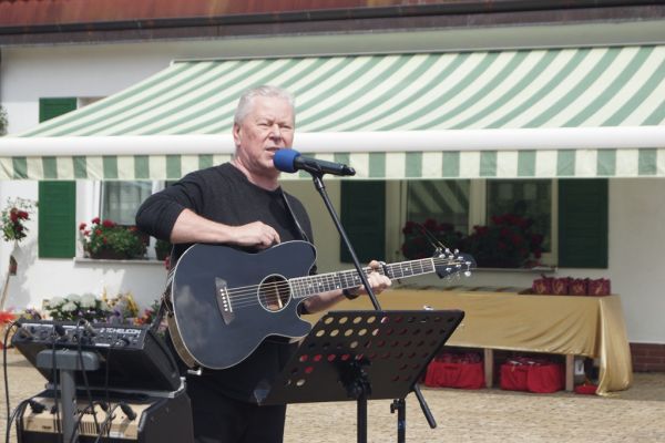 Adam Wroński śpiewa.