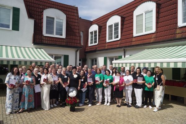 Grupowe zdjęcie pracowników domu.