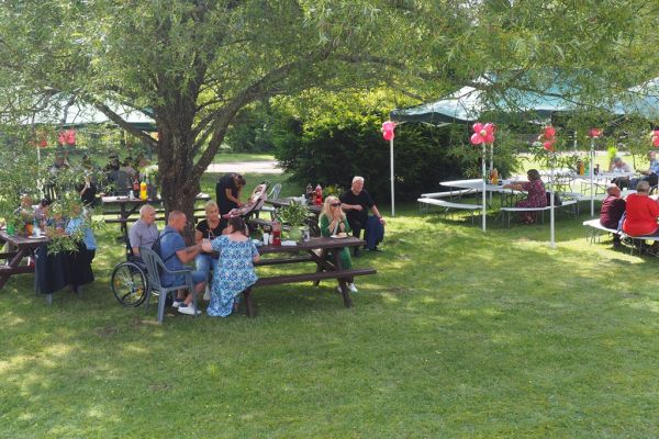 Goście na terenie domu.