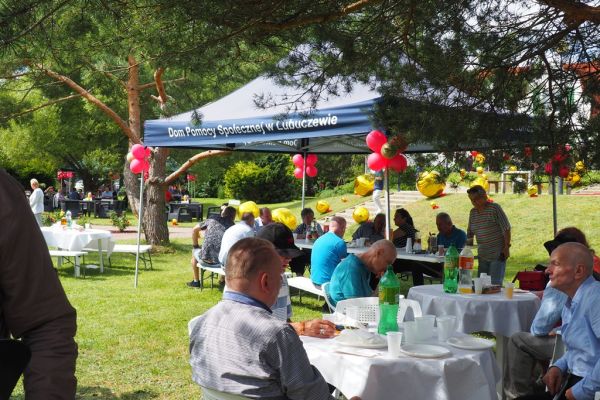 Goście na terenie domu.