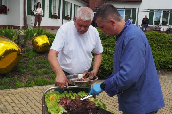 Kucharze kroją dzika.