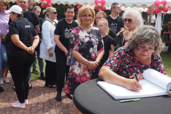 Goście przy księdze.