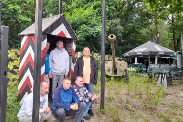 Mieszkańcy w strażnicy wojskowej.