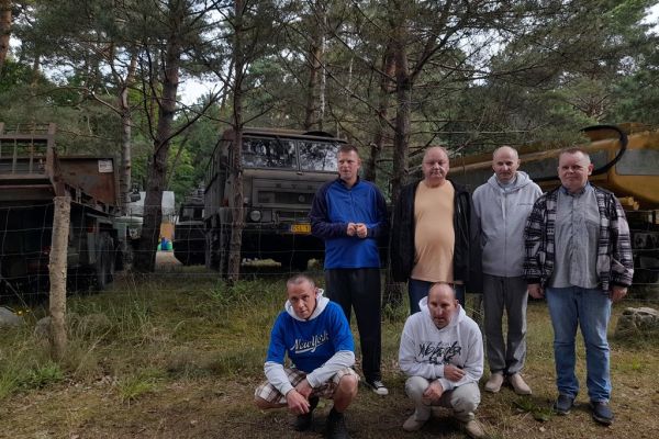 Mieszkańcy przy bunkrach w Ustce.