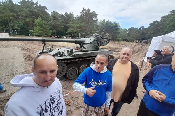 Mieszkańcy przy czołgu.