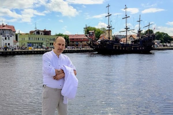 Mieszkaniec , a w tle statki.