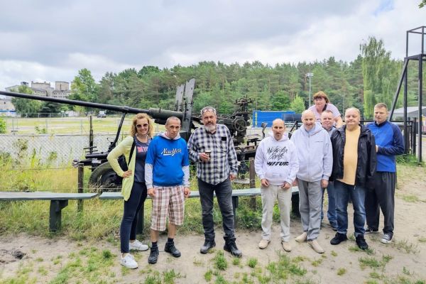 Mieszkańcy z Panem Barnowskim, a w tle armata.