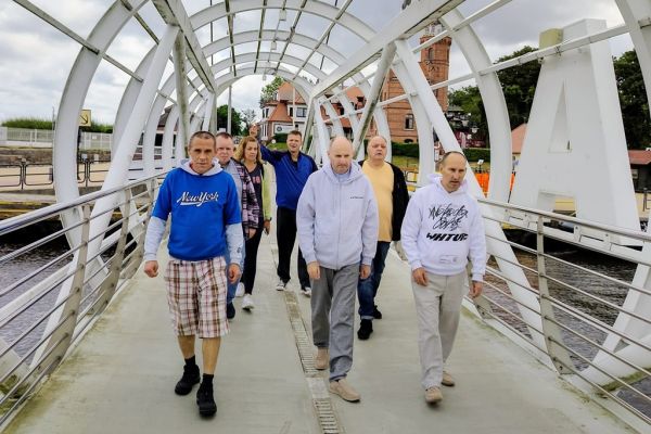 Mieszkańcy na kładce w Ustce.