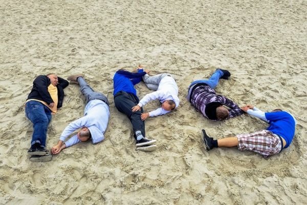 Mieszkańcy stworzyli napis DPS z ciał na piasku.