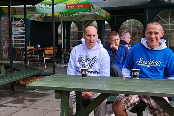 Mieszkańcy piją kawę na powietrzu.