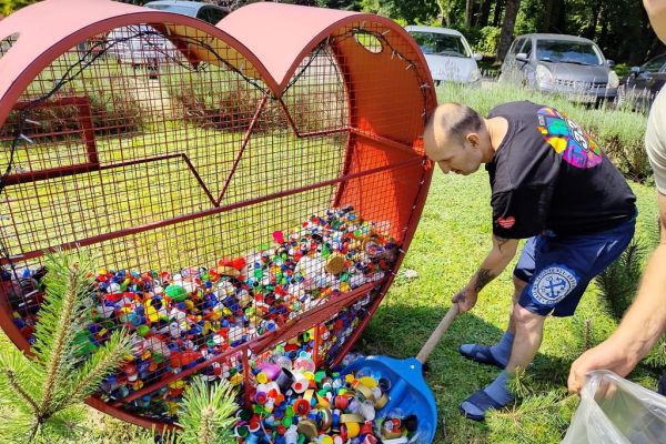 Mieszkańcy zbierają korki do worków.