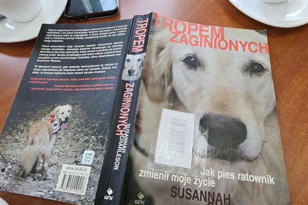 Otwarta książka, widok okładki.